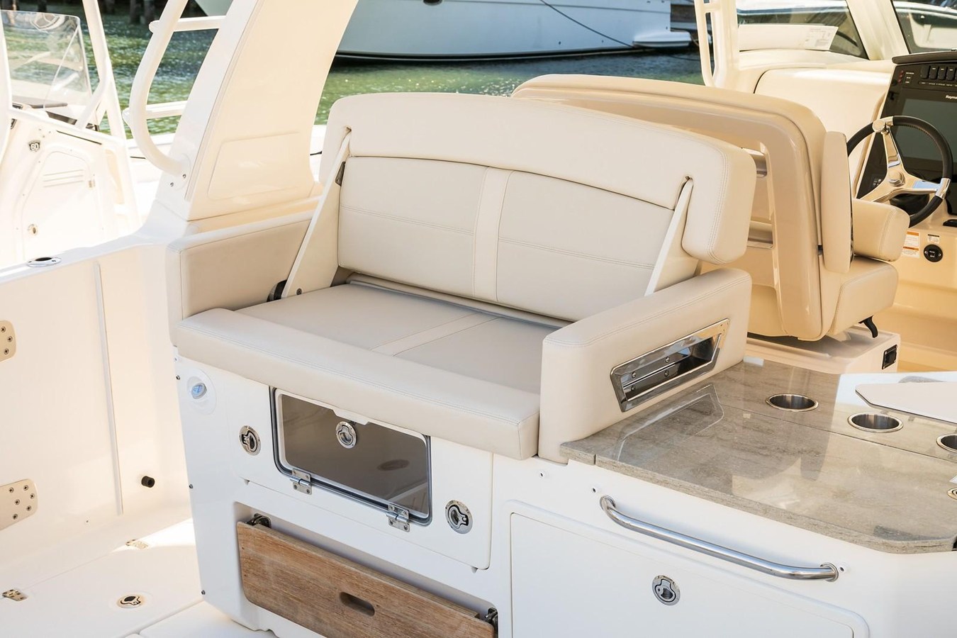 2027 Boston Whaler 350 Realm 15