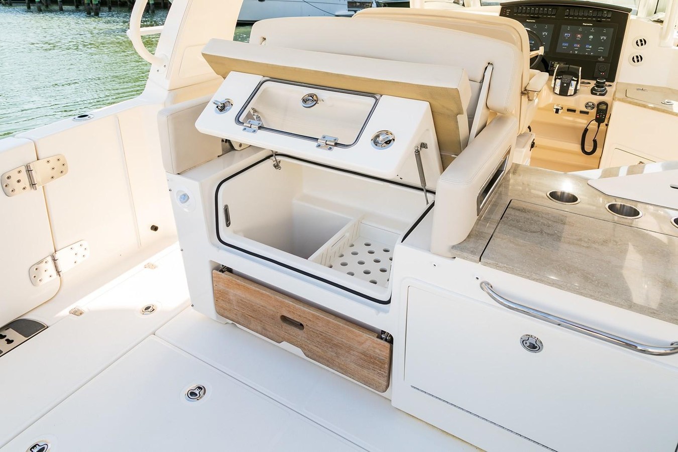 2027 Boston Whaler 350 Realm 16