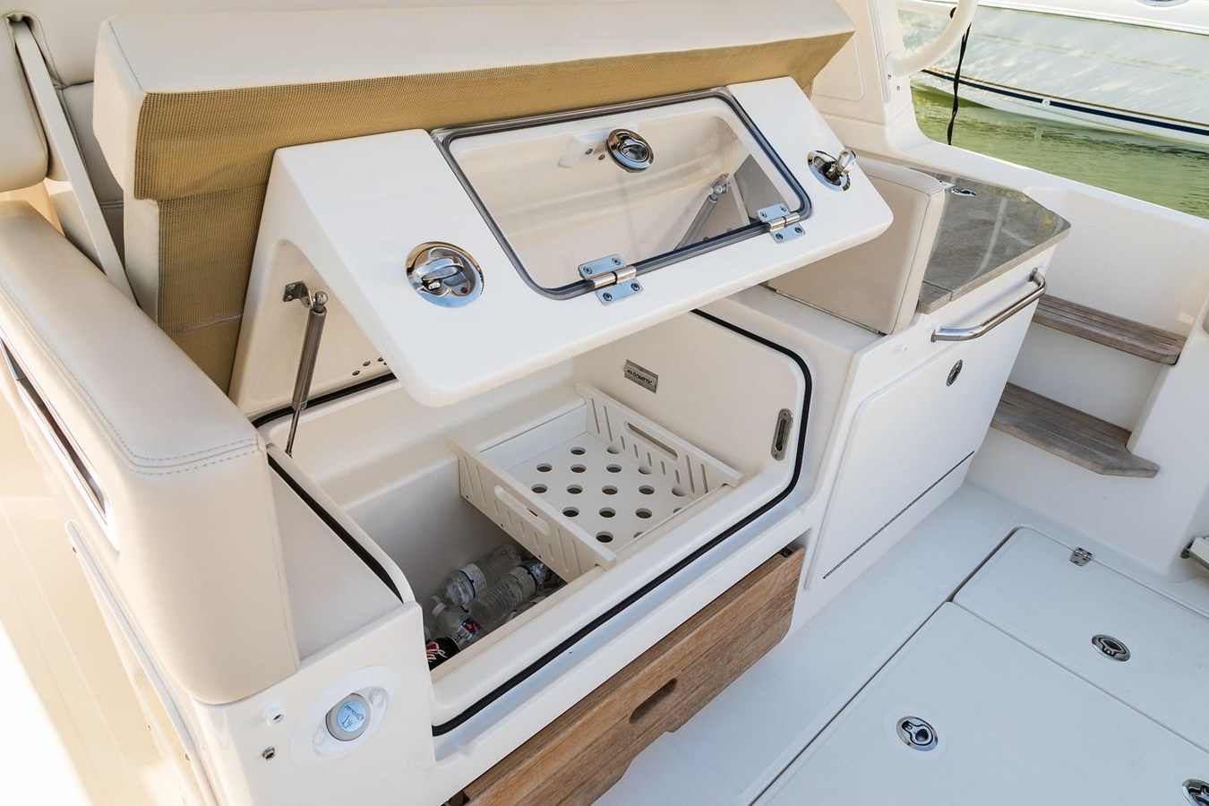 2027 Boston Whaler 350 Realm 17