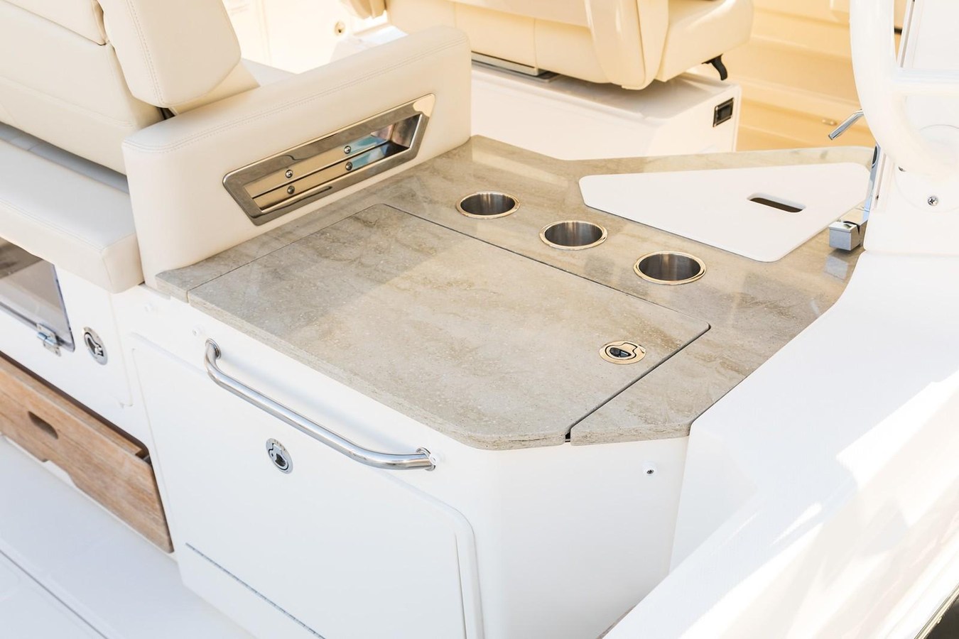 2027 Boston Whaler 350 Realm 18