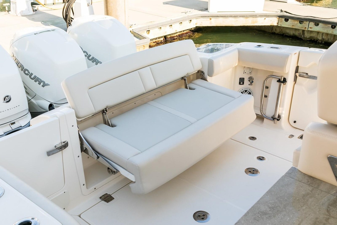 2027 Boston Whaler 350 Realm 20