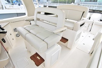 2027 Boston Whaler 350 Realm 7