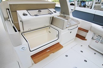 2027 Boston Whaler 350 Realm 8