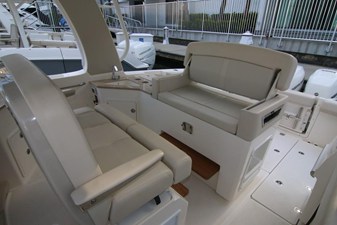 2027 Boston Whaler 350 Realm 11