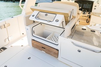 2027 Boston Whaler 350 Realm 16