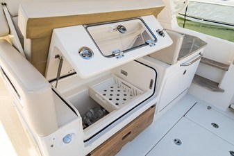 2027 Boston Whaler 350 Realm 17