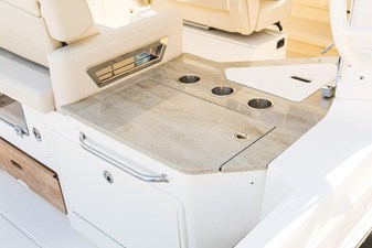 2027 Boston Whaler 350 Realm 18