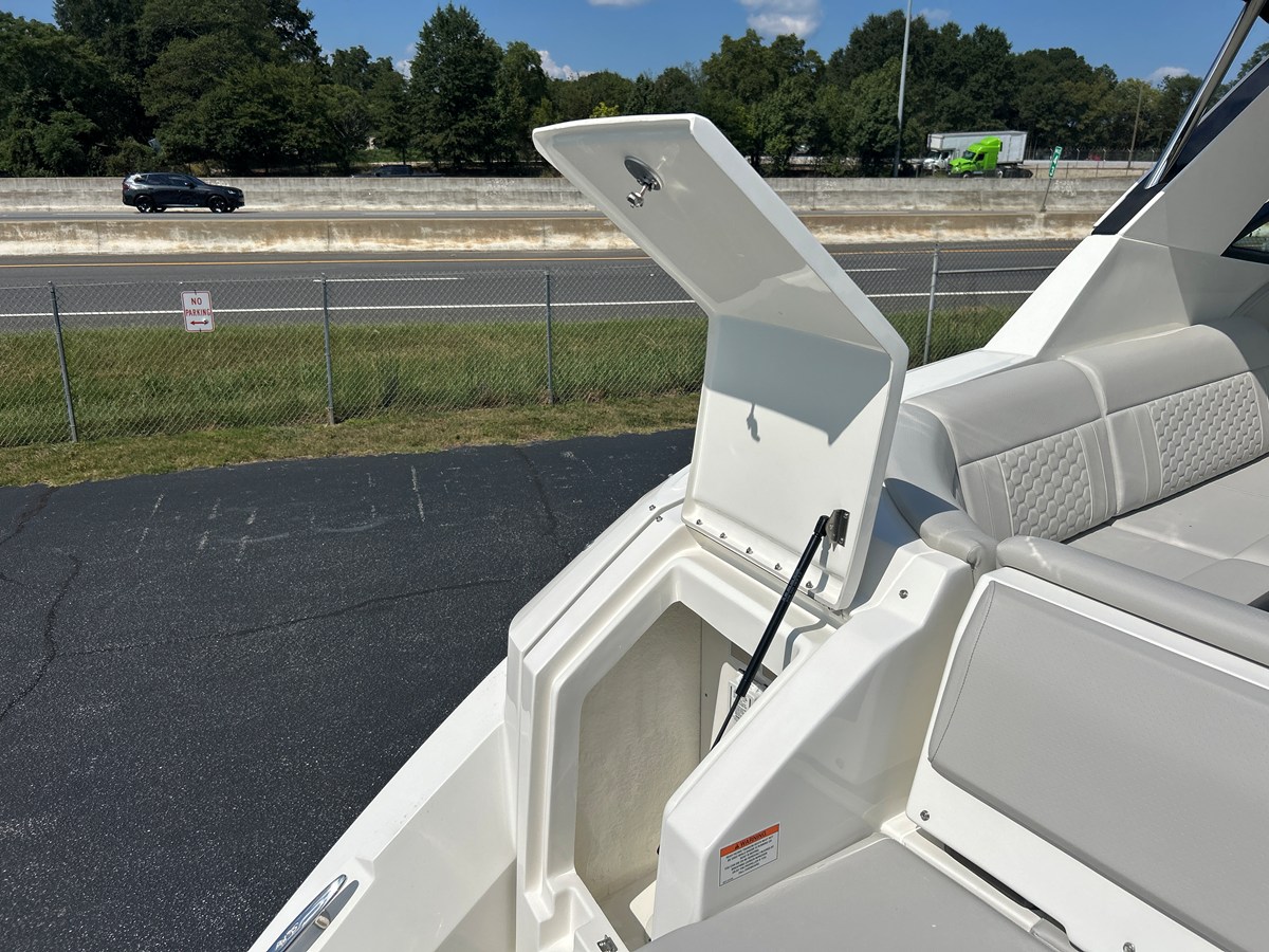 2027 Sea Ray Sundancer 320 7