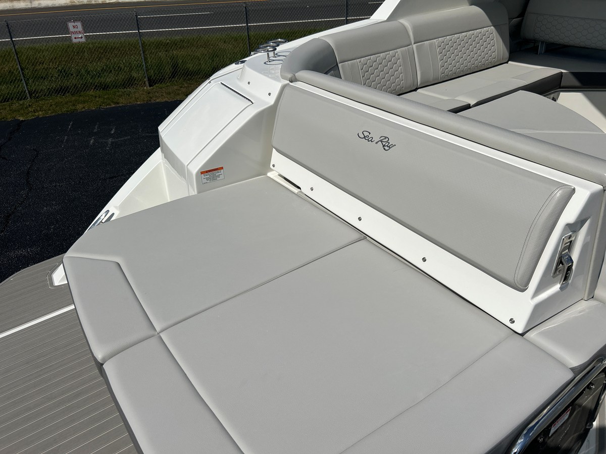 2027 Sea Ray Sundancer 320 8