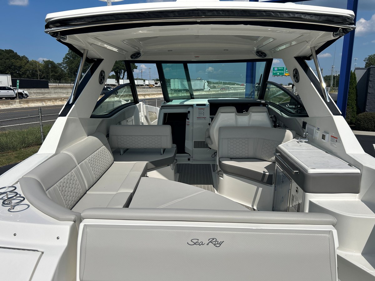 2027 Sea Ray Sundancer 320 11