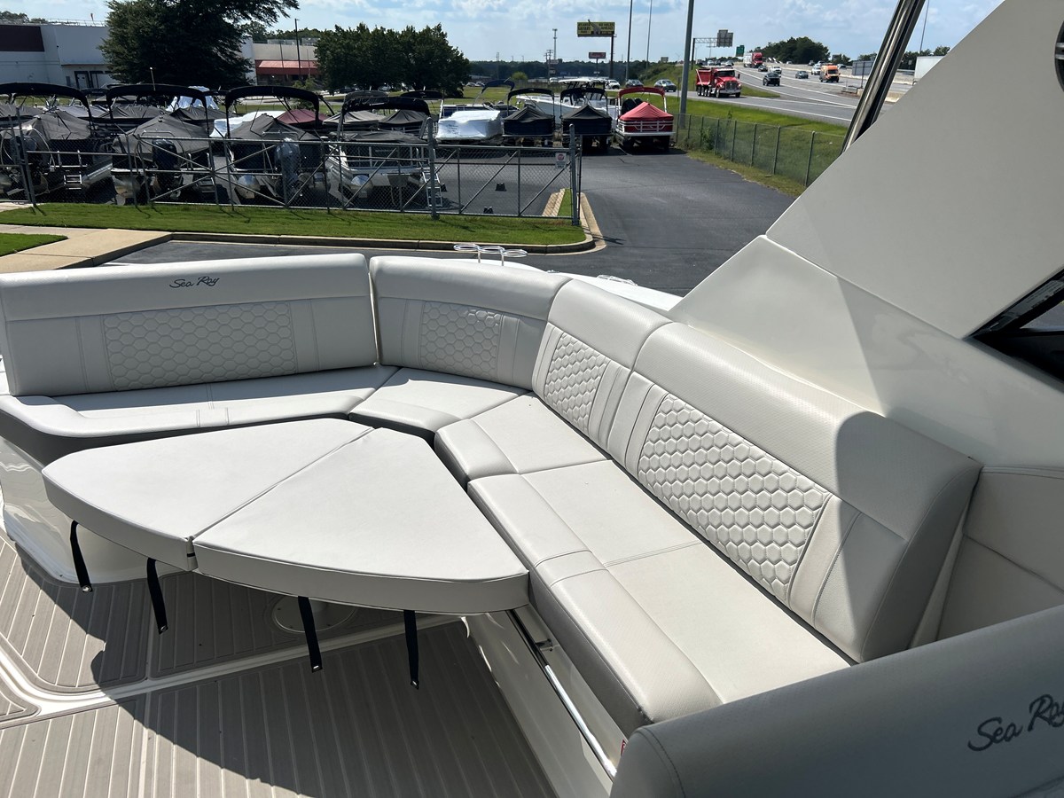 2027 Sea Ray Sundancer 320 13