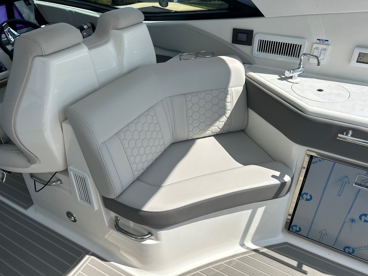 2027 Sea Ray Sundancer 320 17
