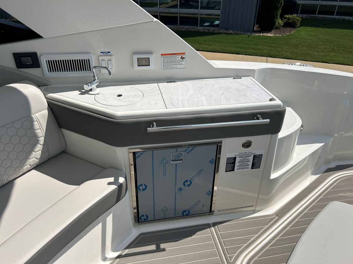 2027 Sea Ray Sundancer 320 18