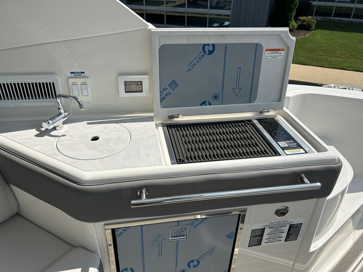 2027 Sea Ray Sundancer 320 19