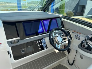 2027 Sea Ray Sundancer 320 25