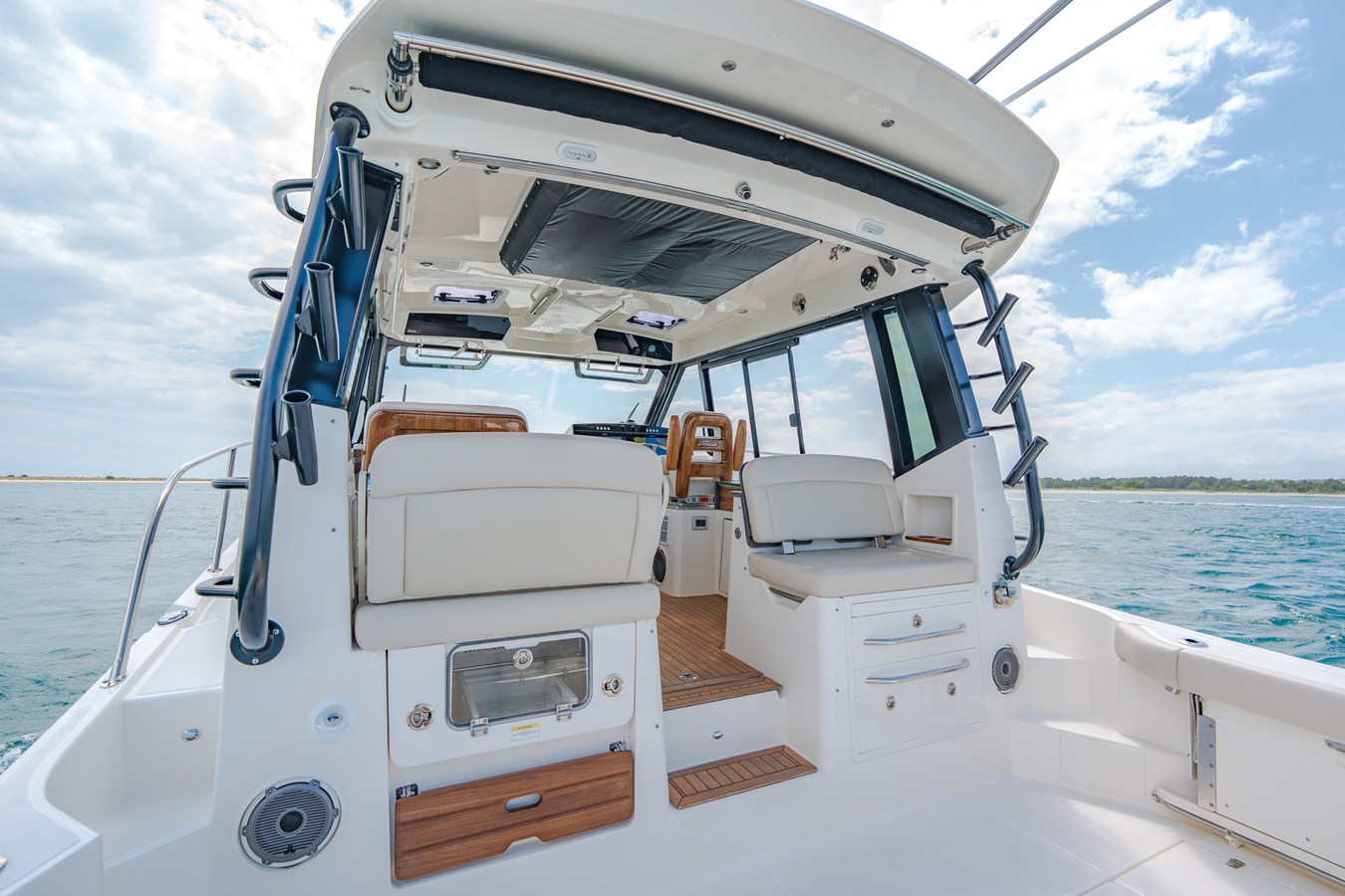 2026 Boston Whaler 405 Conquest 9