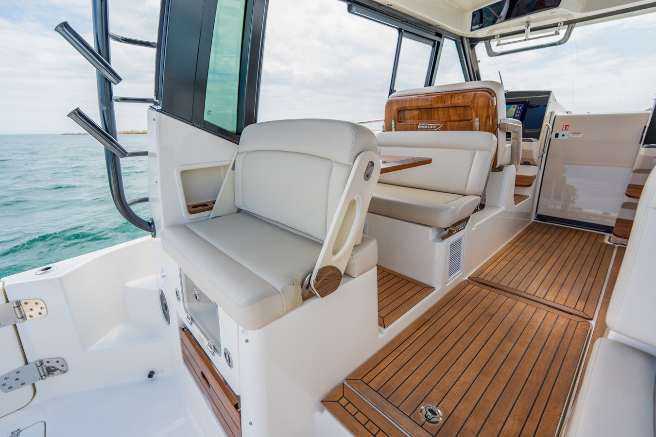2026 Boston Whaler 405 Conquest 11