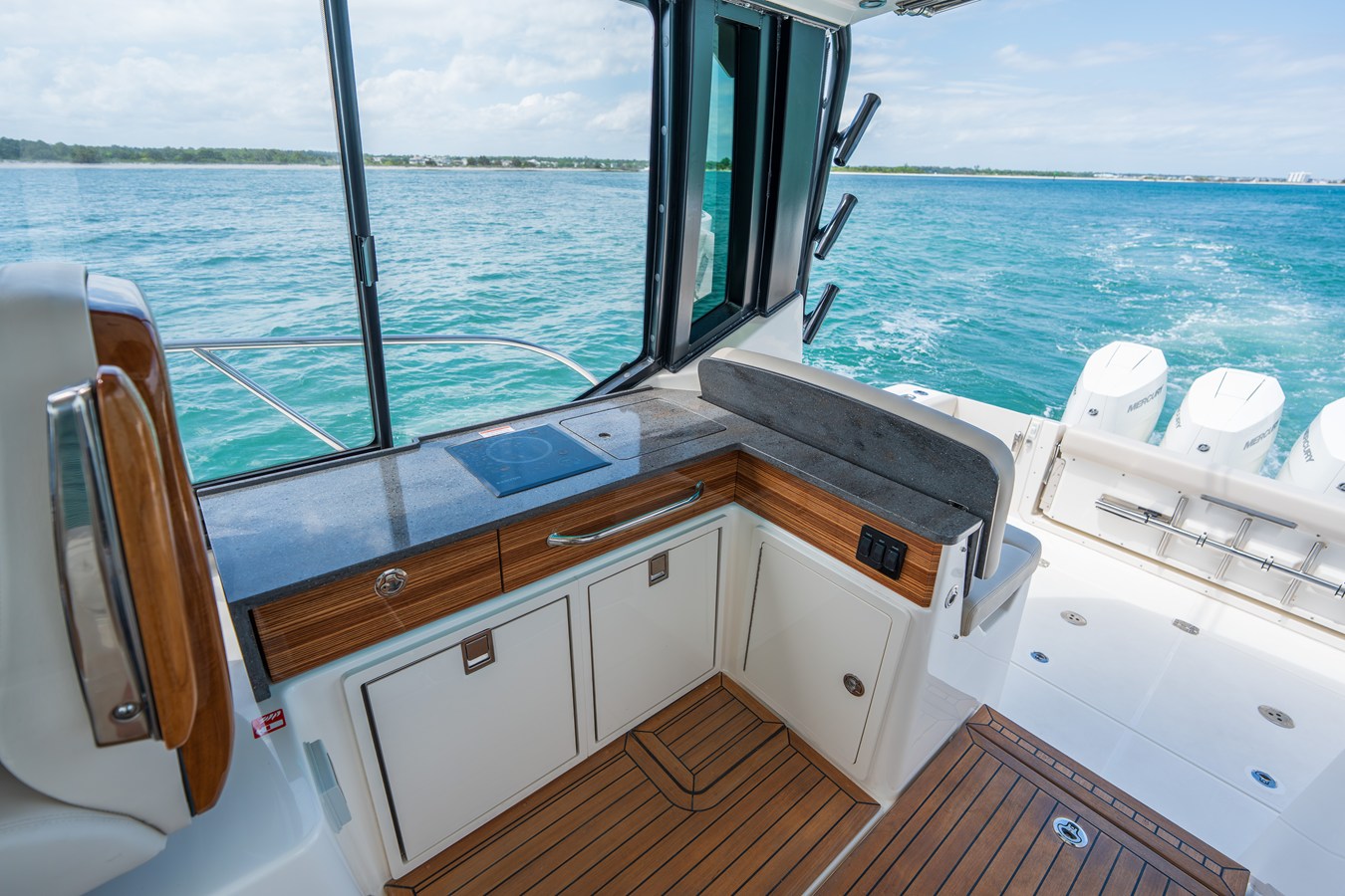 2026 Boston Whaler 405 Conquest 14