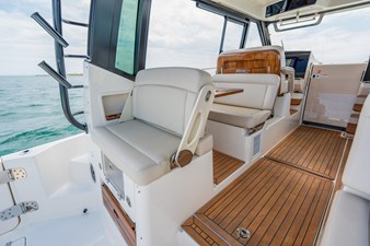2026 Boston Whaler 405 Conquest 11