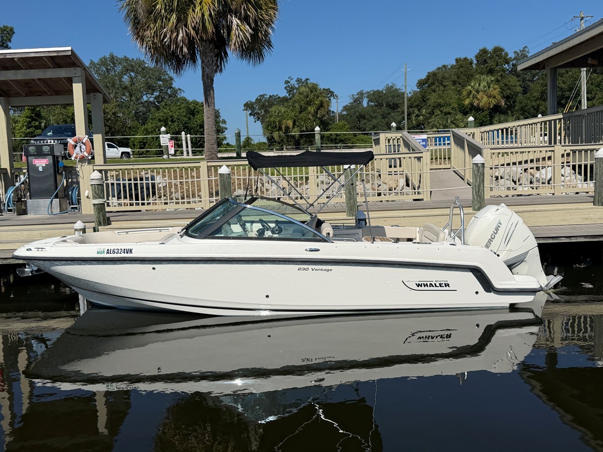 2017 Boston Whaler 230 VANTAGE 2