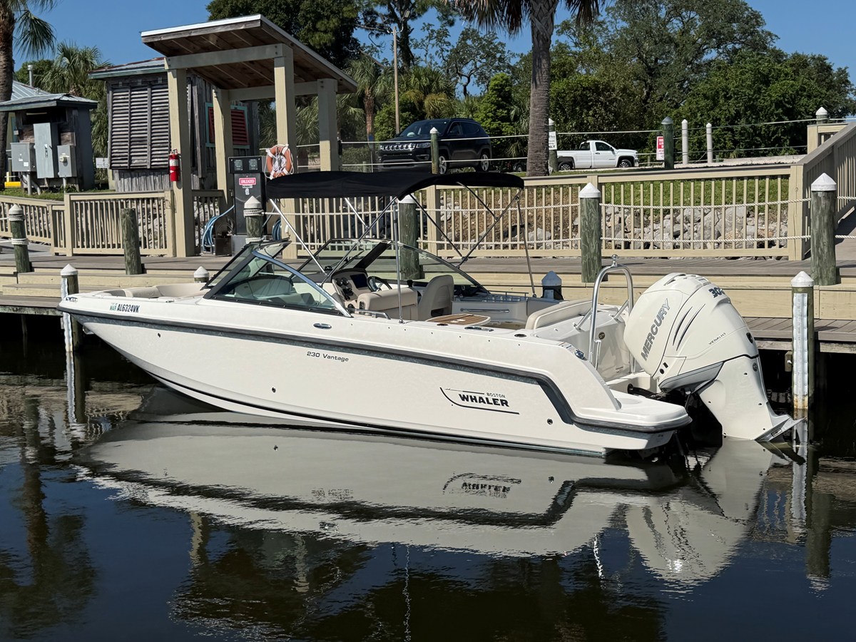 2017 Boston Whaler 230 VANTAGE 3