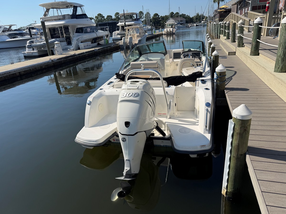 2017 Boston Whaler 230 VANTAGE 4