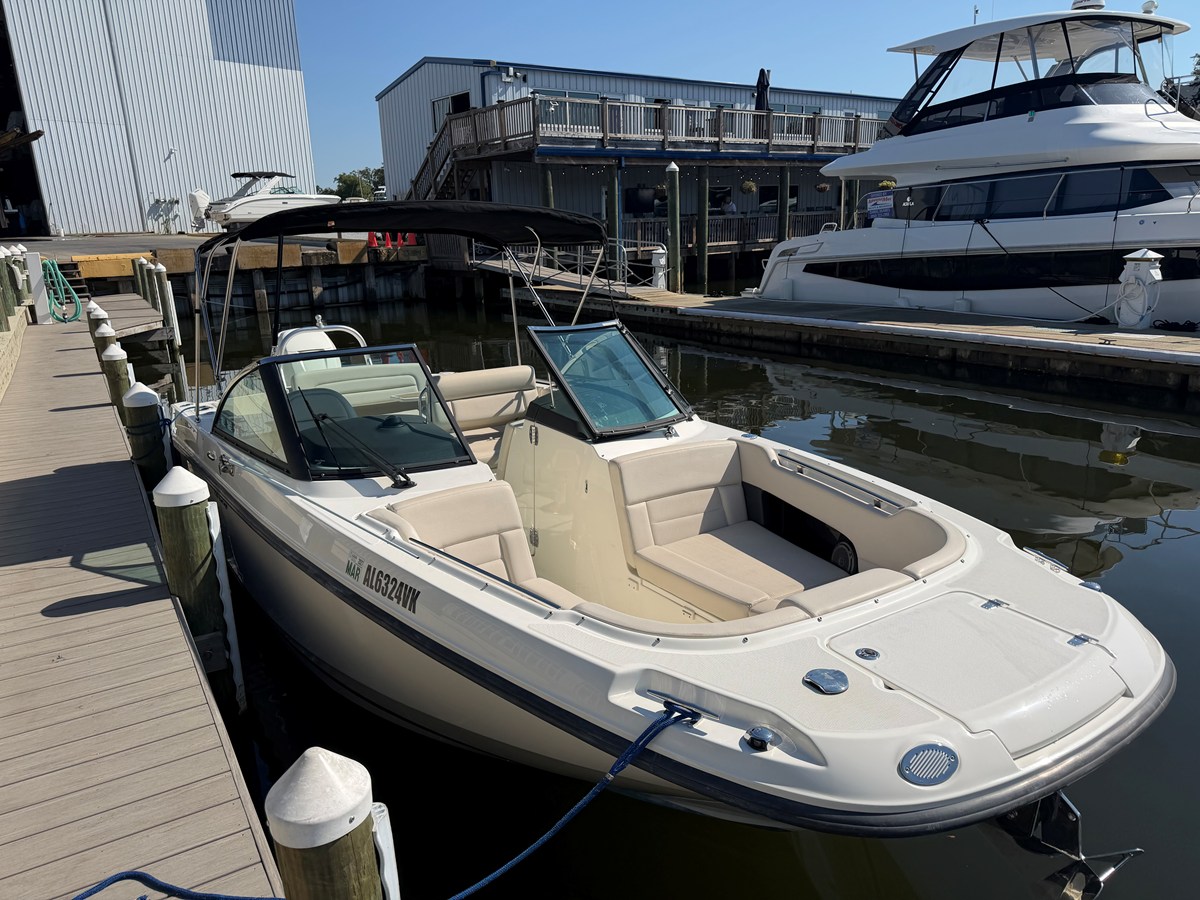 2017 Boston Whaler 230 VANTAGE 8