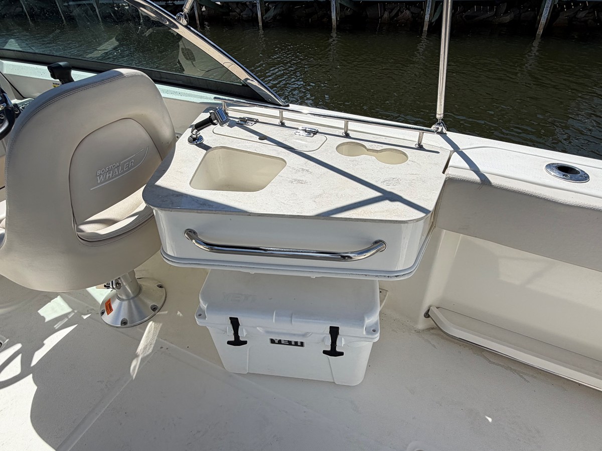 2017 Boston Whaler 230 VANTAGE 16