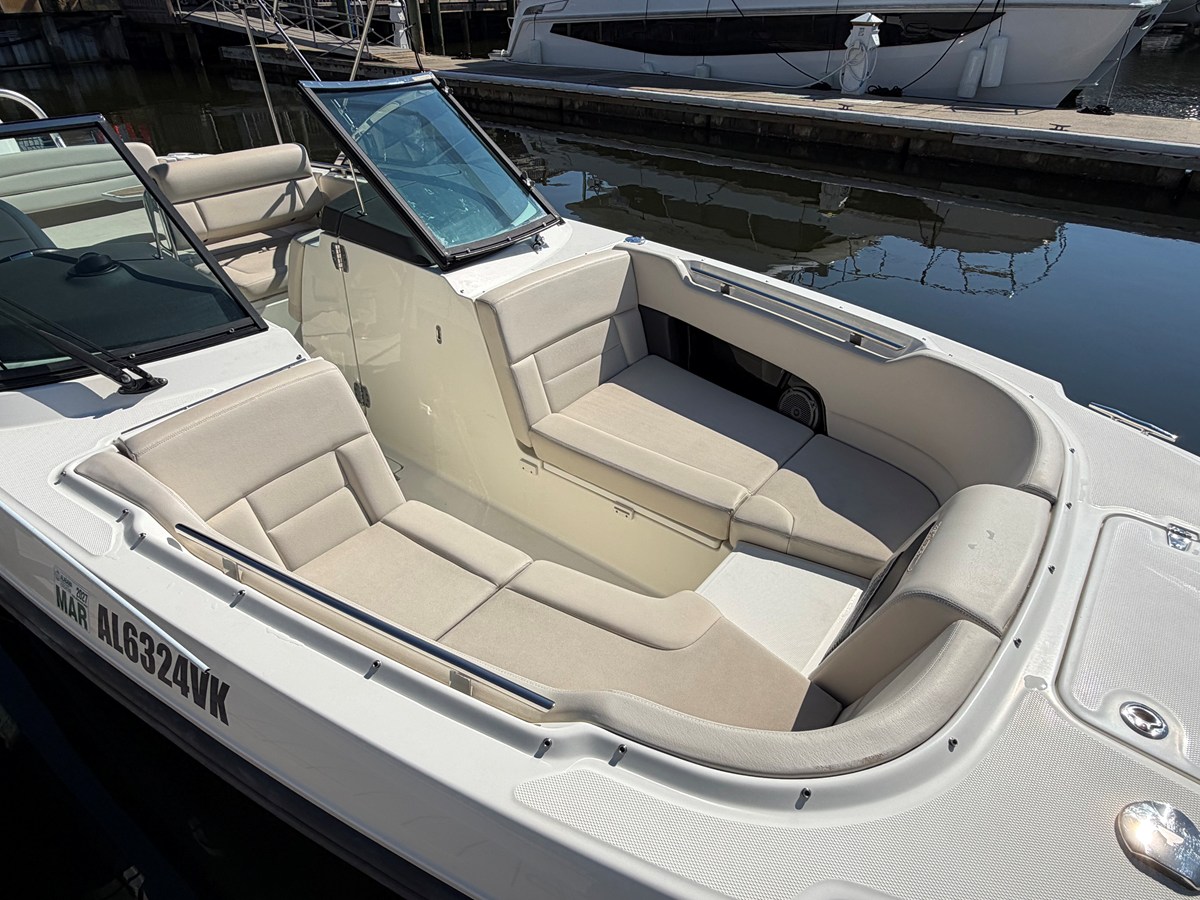 2017 Boston Whaler 230 VANTAGE 17