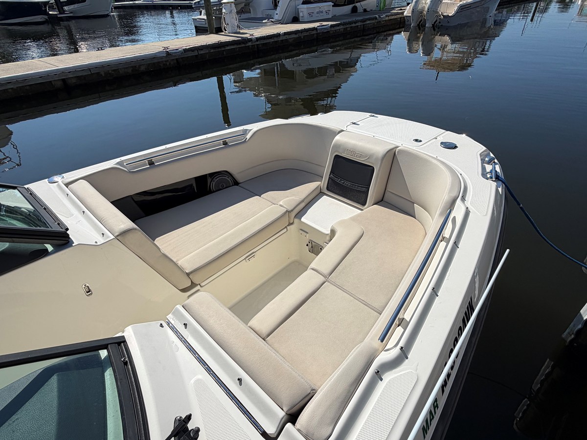 2017 Boston Whaler 230 VANTAGE 18