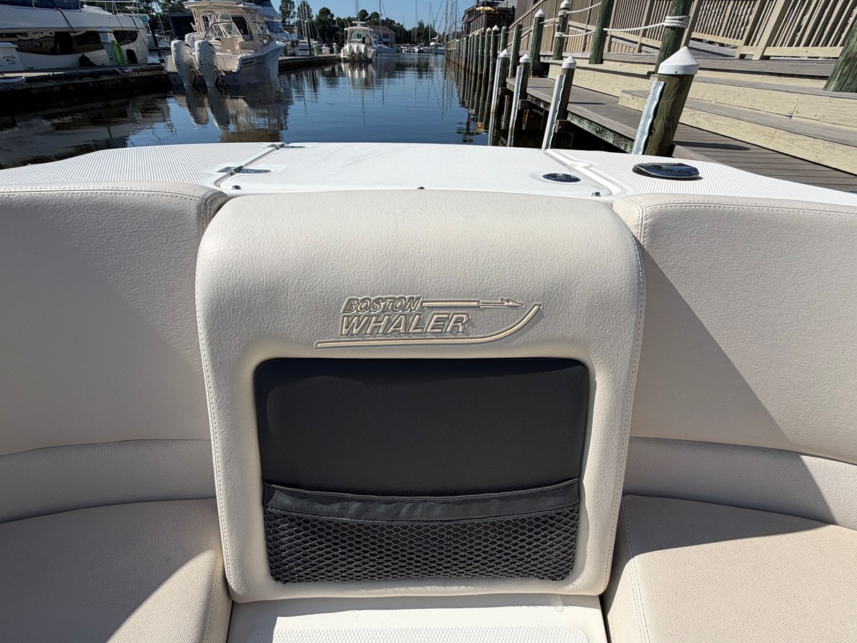 2017 Boston Whaler 230 VANTAGE 20