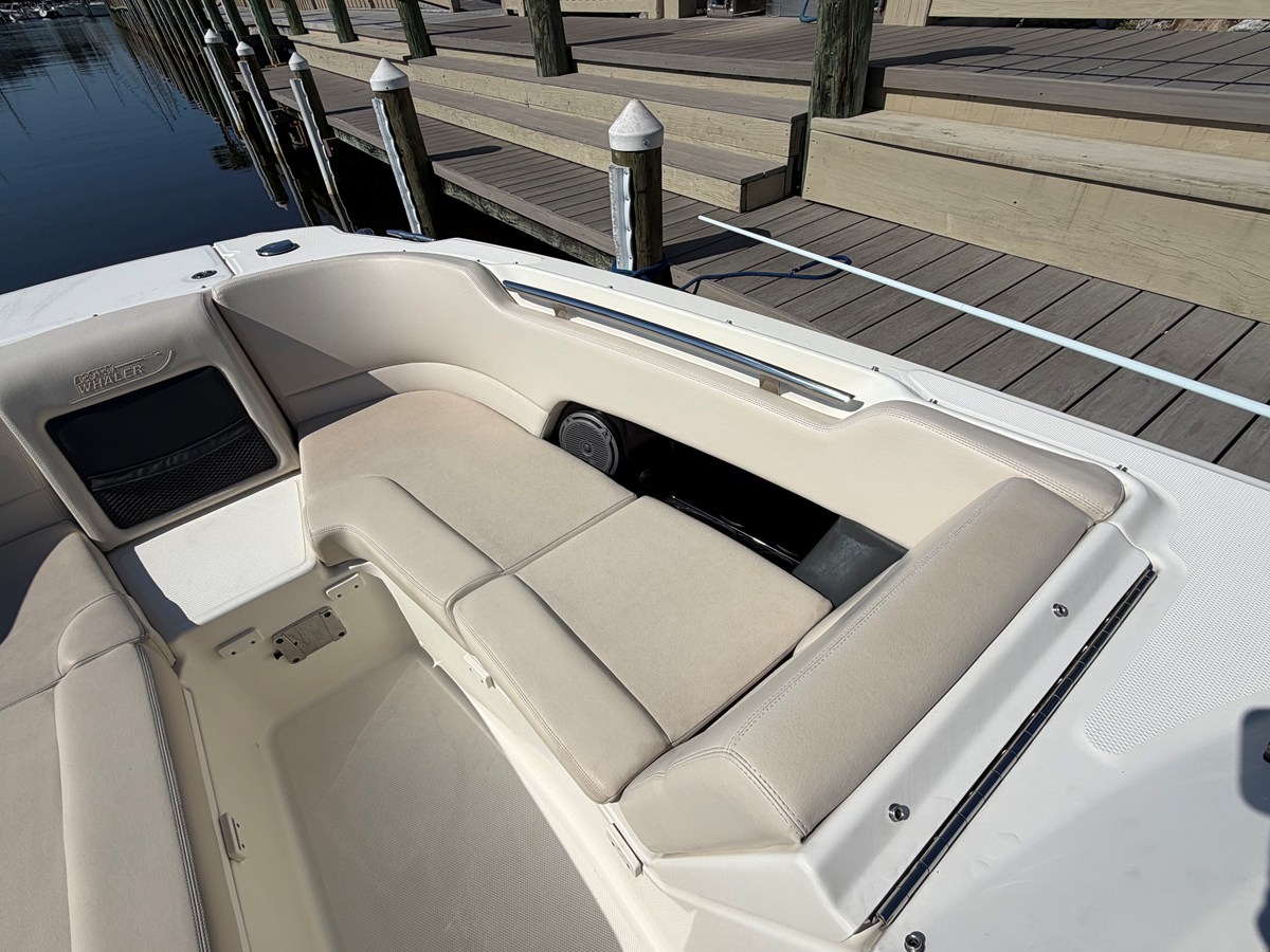 2017 Boston Whaler 230 VANTAGE 23