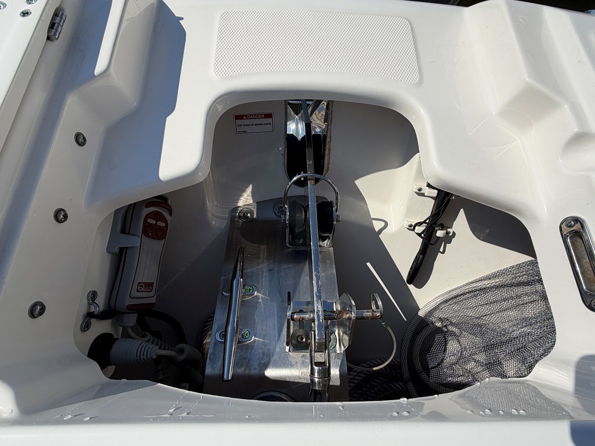 2017 Boston Whaler 230 VANTAGE 25