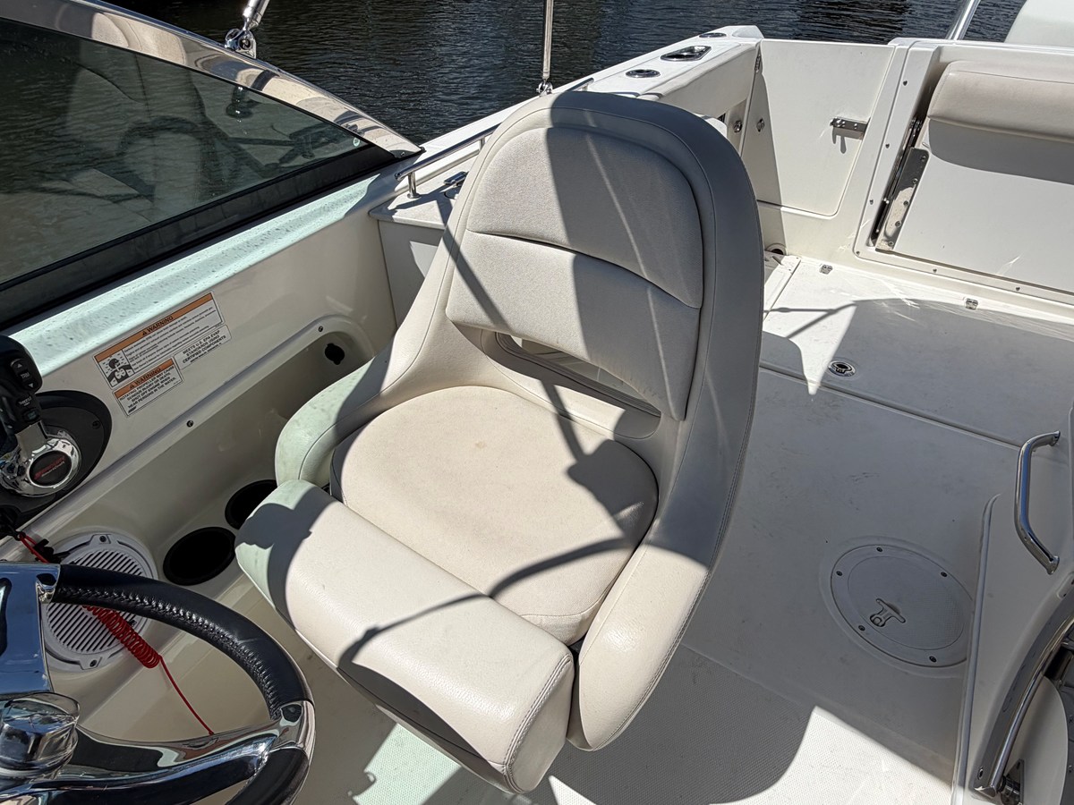 2017 Boston Whaler 230 VANTAGE 29