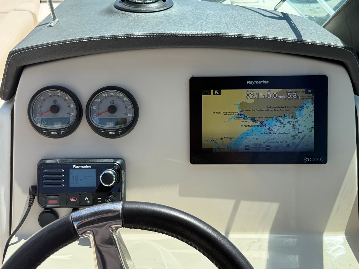 2017 Boston Whaler 230 VANTAGE 33