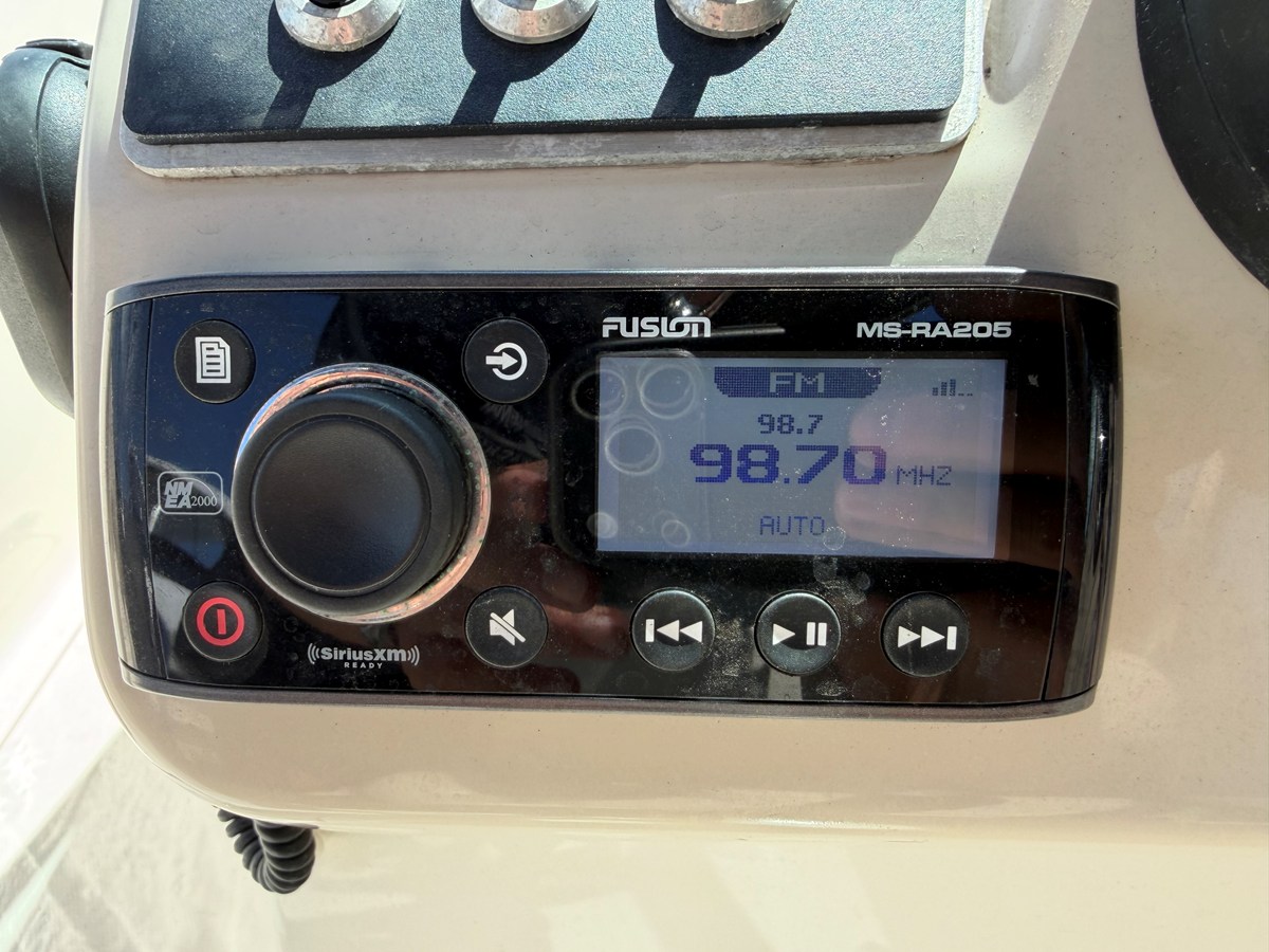 2017 Boston Whaler 230 VANTAGE 35