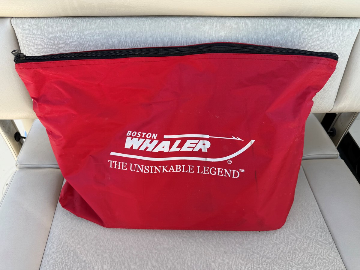 2017 Boston Whaler 230 VANTAGE 39