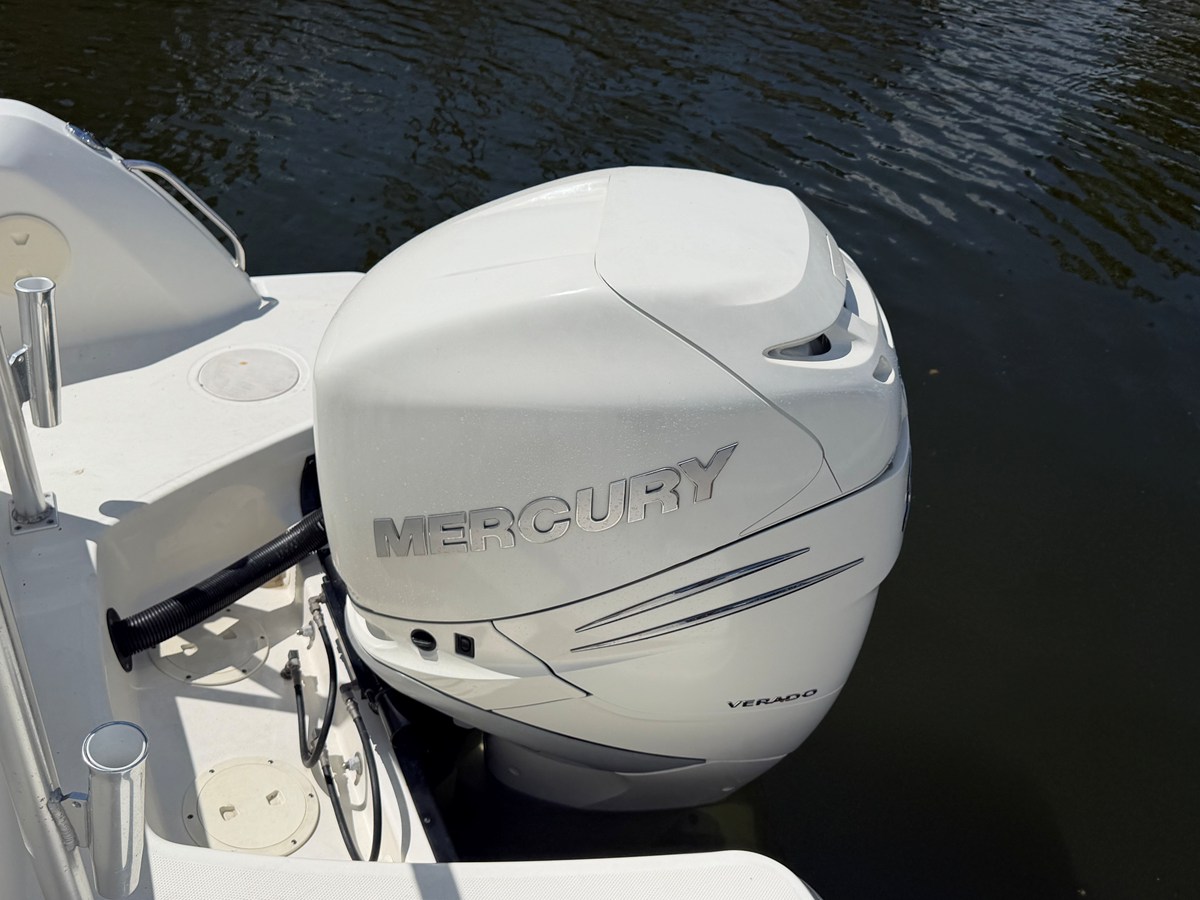 2017 Boston Whaler 230 VANTAGE 40
