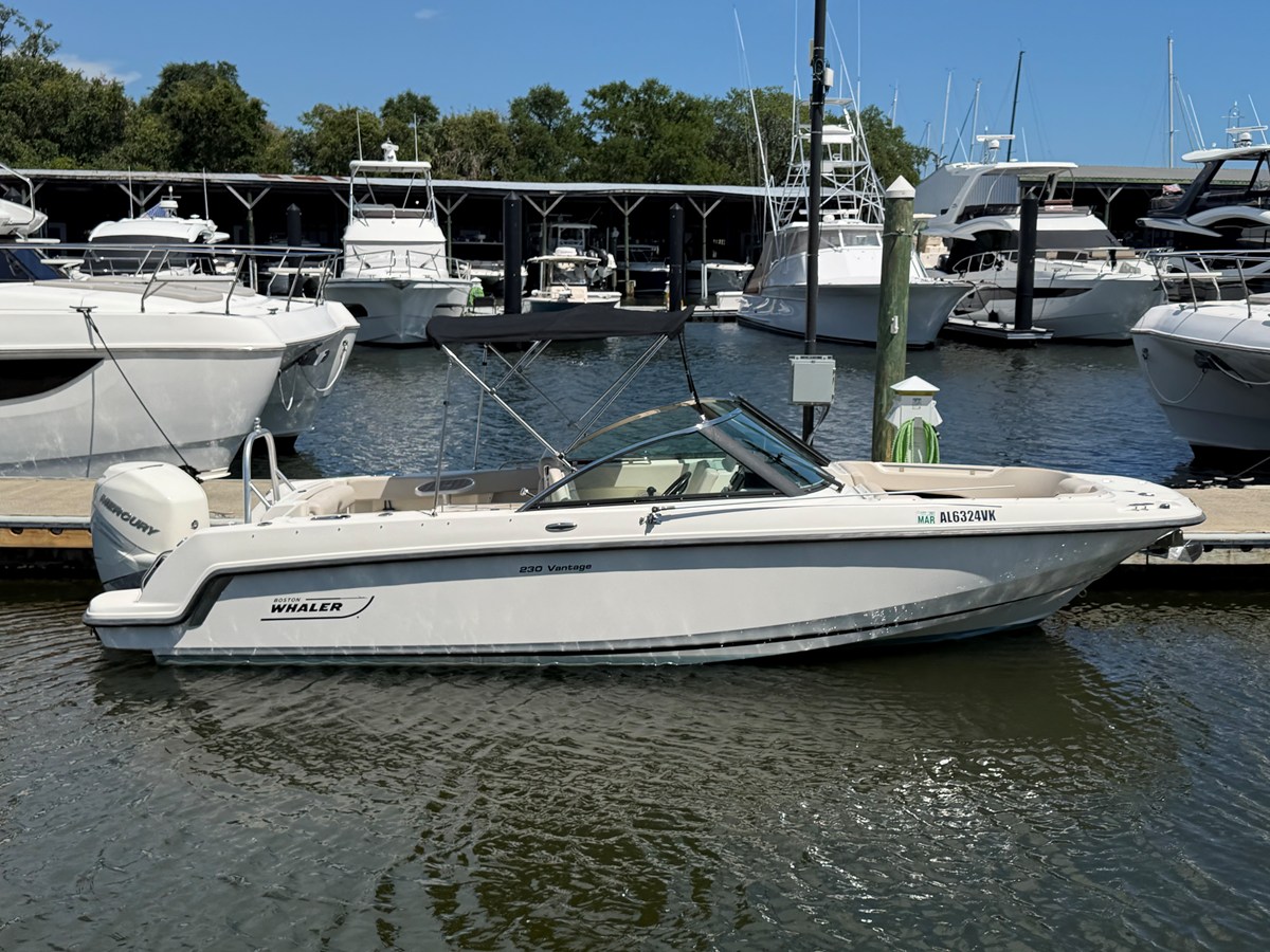 2017 Boston Whaler 230 VANTAGE 48
