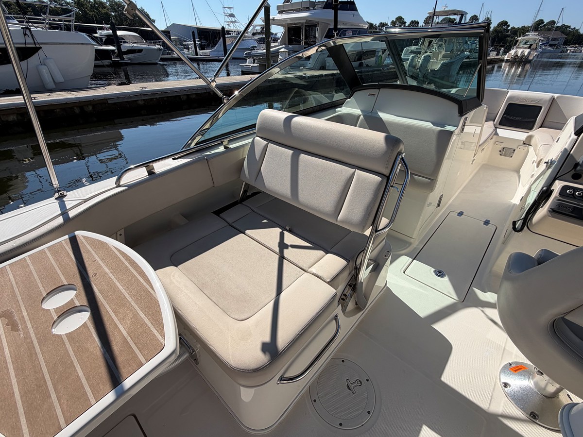 2017 Boston Whaler 230 VANTAGE 55