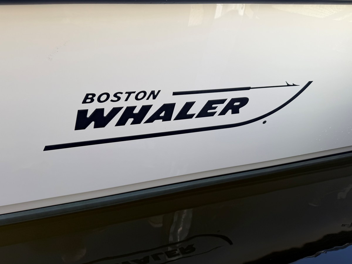 2017 Boston Whaler 230 VANTAGE 60