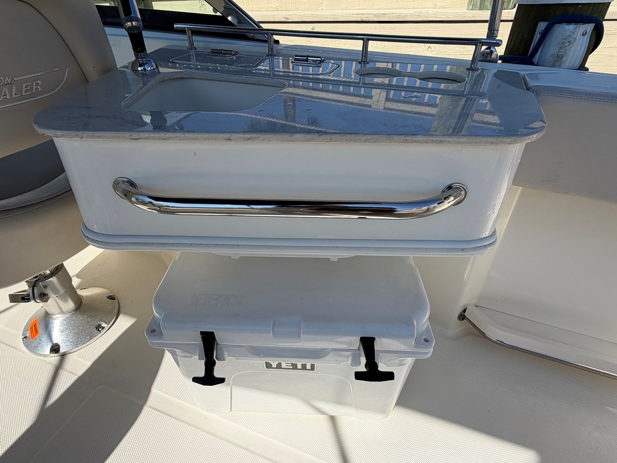 2017 Boston Whaler 230 VANTAGE 63