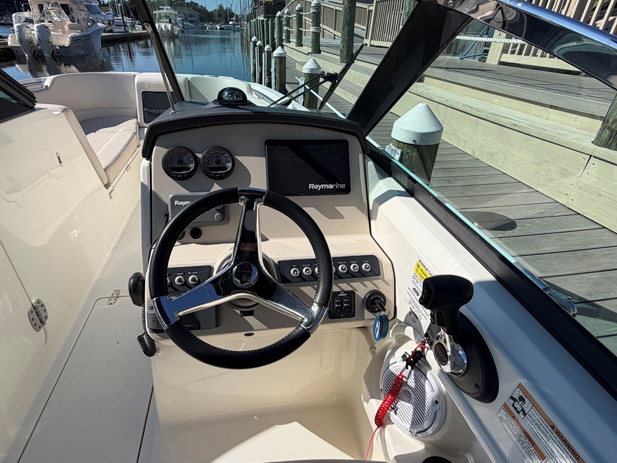 2017 Boston Whaler 230 VANTAGE 64