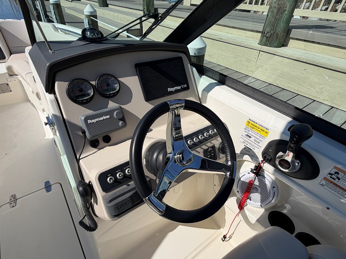 2017 Boston Whaler 230 VANTAGE 65