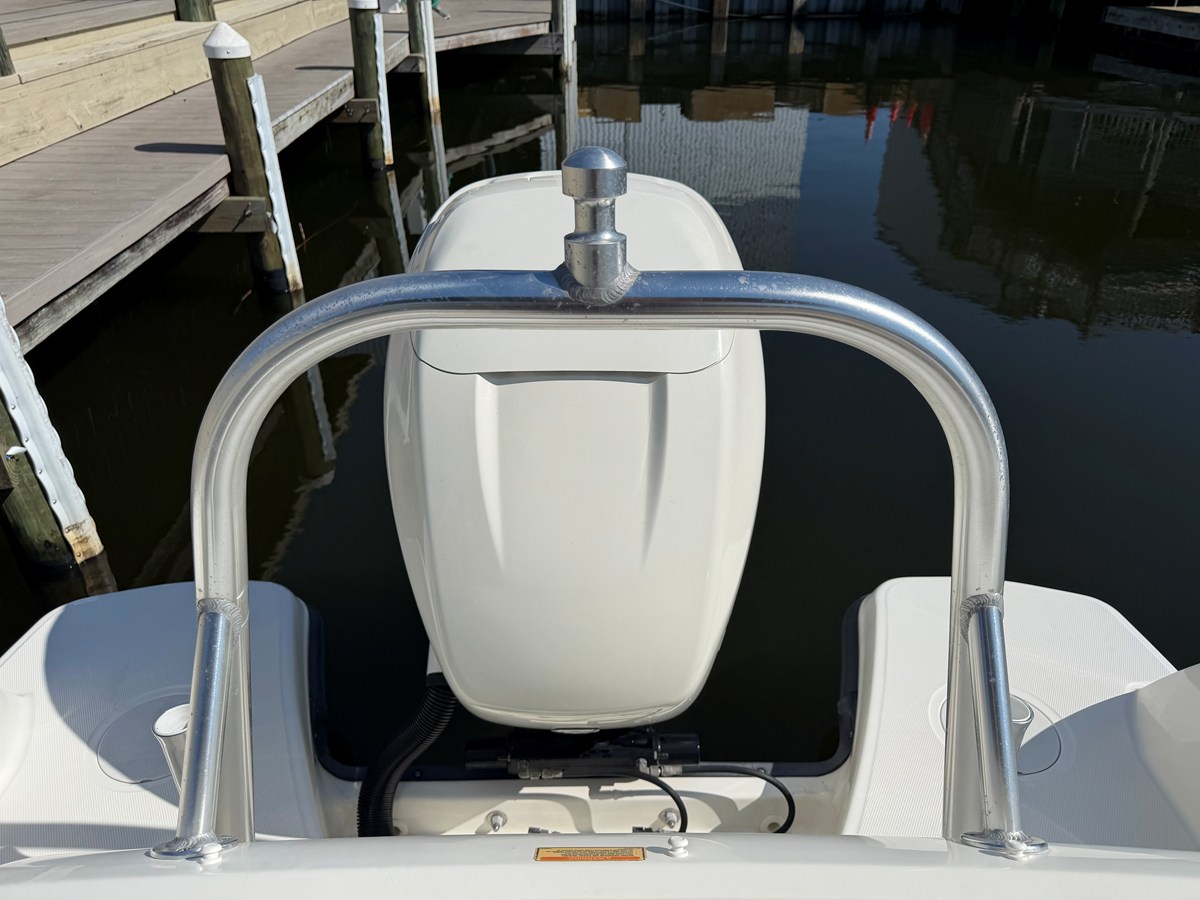 2017 Boston Whaler 230 VANTAGE 66