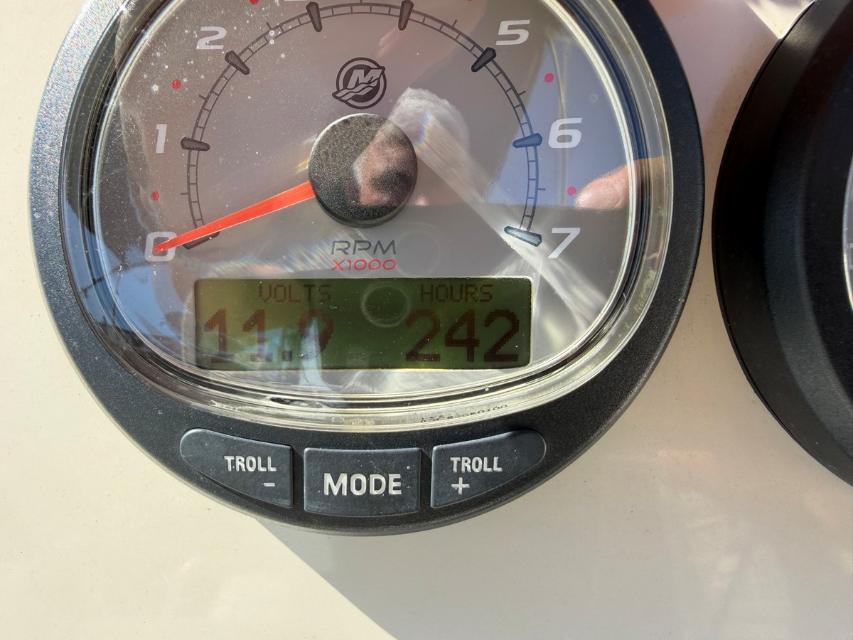 2017 Boston Whaler 230 VANTAGE 67