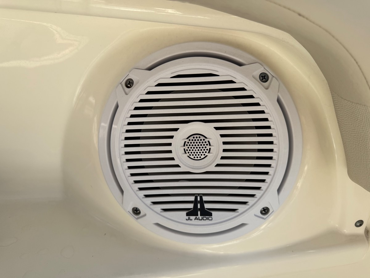 2017 Boston Whaler 230 VANTAGE 68