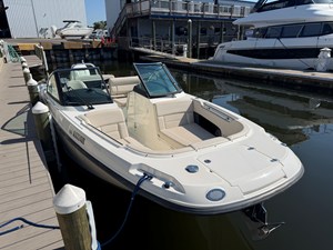 2017 Boston Whaler 230 VANTAGE 7