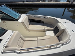 2017 Boston Whaler 230 VANTAGE 19