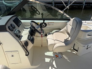 2017 Boston Whaler 230 VANTAGE 28